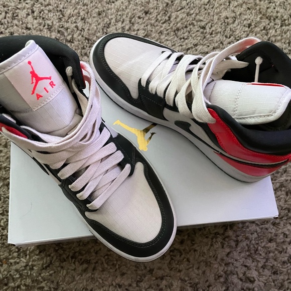 Nike Air Jordan 1 Mid SE.  Womens size 7. - Picture 2 of 6